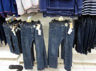 Jeansowe spodnie męskie typu bojówki w kolorze niebieskim za 49 zł.