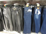 W Auchan znajdziesz szare jeansy w różnych odcieniach - od ...