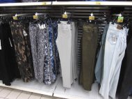 W ofercie Auchan znajdziesz spodnie moro, wężowe, srebrne, ...