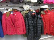 W ofercie Auchan znajdują się kurtki dziecięce w kolorze ...