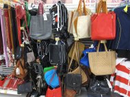 Auchan w swej ofercie ma także wiele dodatków: torebki, rękawiczki, ...